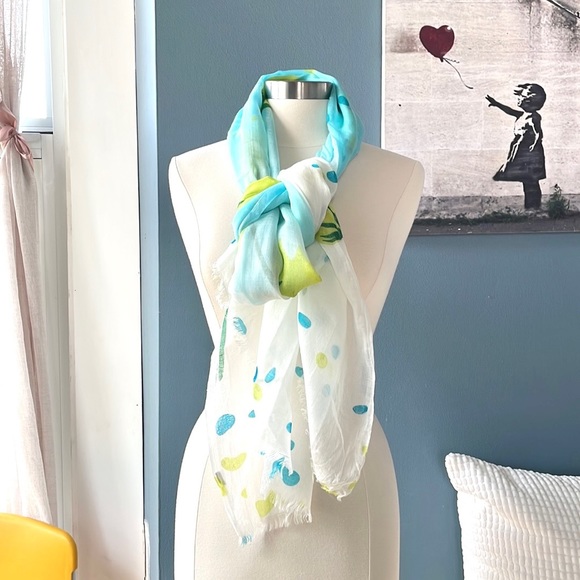 Beautiful garden print scarf - Picture 2 of 9